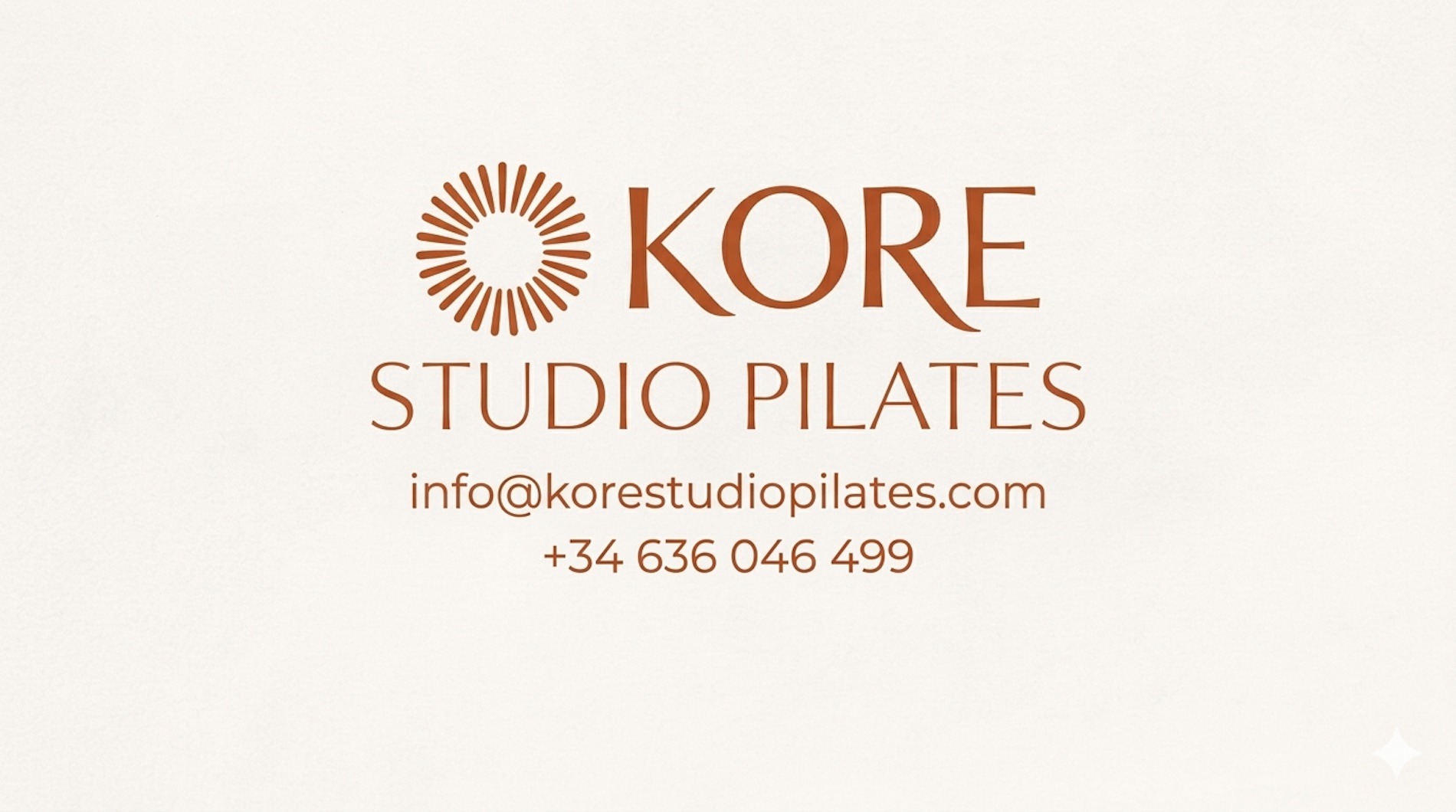 Logotipo de KORE Studio Pilates con detalles de contacto: info@korestudiopilates.com y +34 636 046 499